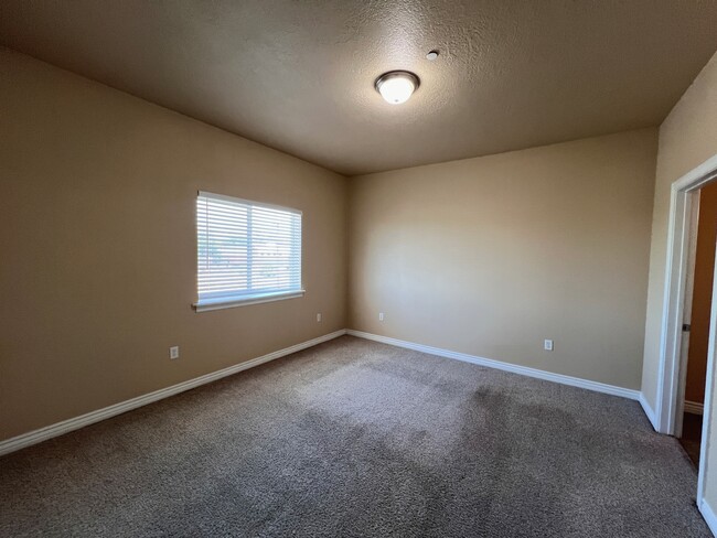 Building Photo - Beautiful Condo in Millcreek!