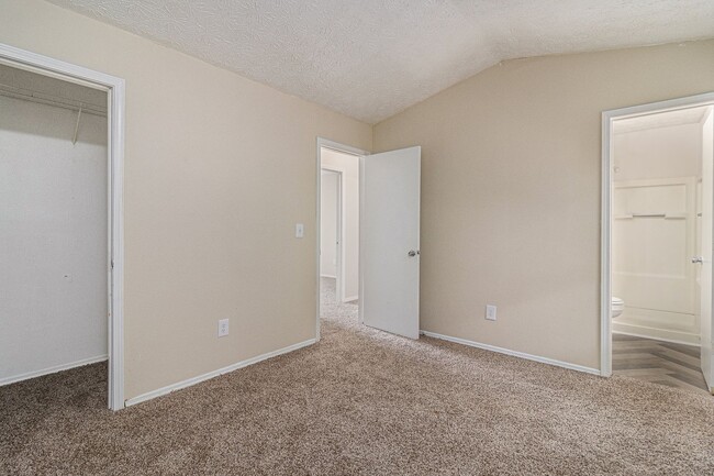 Building Photo - 3 bdrm, 2 bath under $1600!