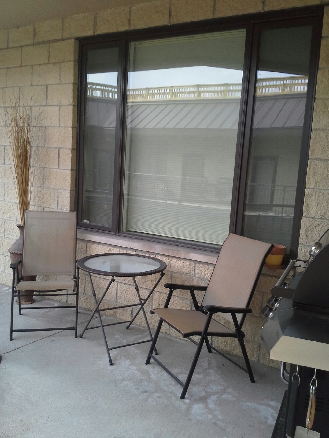 Sitting Area Overlooking Interior Courtyard - 4751 N Artesian Ave #409