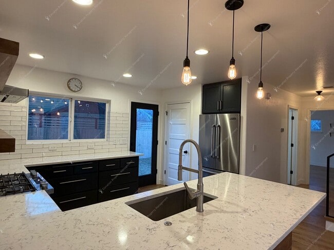 Building Photo - Find a piece of serenity in Historic Old Bend! (Unfurnished)