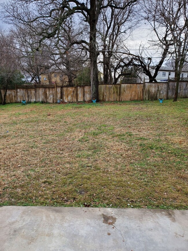 Building Photo - 700 N Woodland Dr