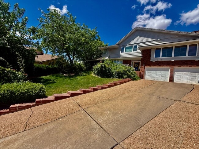 Building Photo - Distinctive and Spacious 5-BR Home in Bloomington