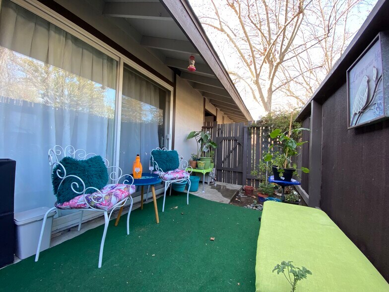 Building Photo - 5484 Roundtree Dr