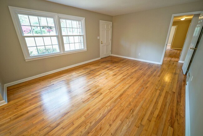 Building Photo - Sublease: Available 7/22/25 Beautiful 4/2 ...