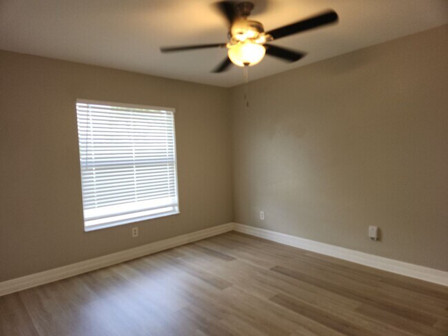 Building Photo - 827 NE 23rd Terrace