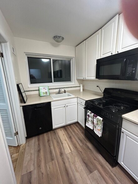 Building Photo - 10506 Weymouth St