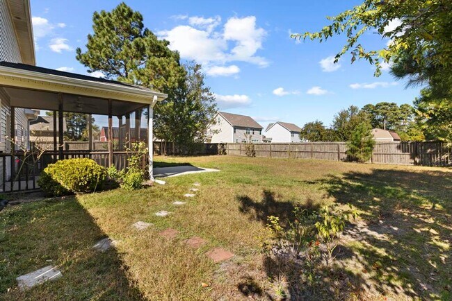 Building Photo - Minutes to the Beach! Conveniently located...