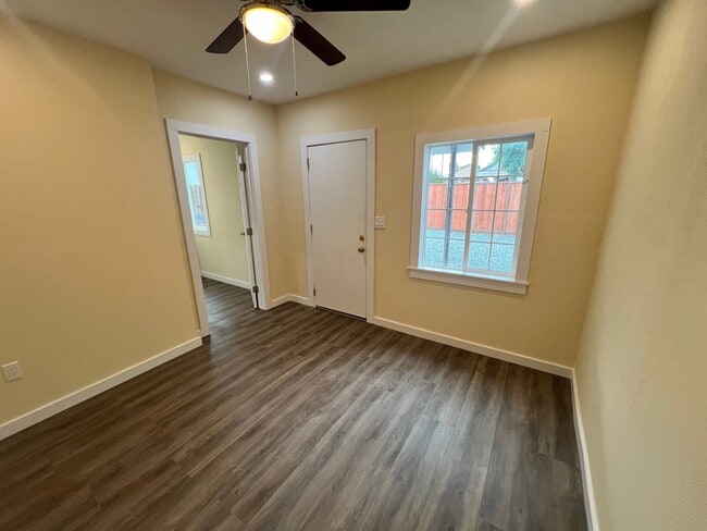 Building Photo - 819 W 9th St