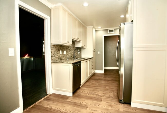 Building Photo - 3br 2ba in a Great Family Neighborhood