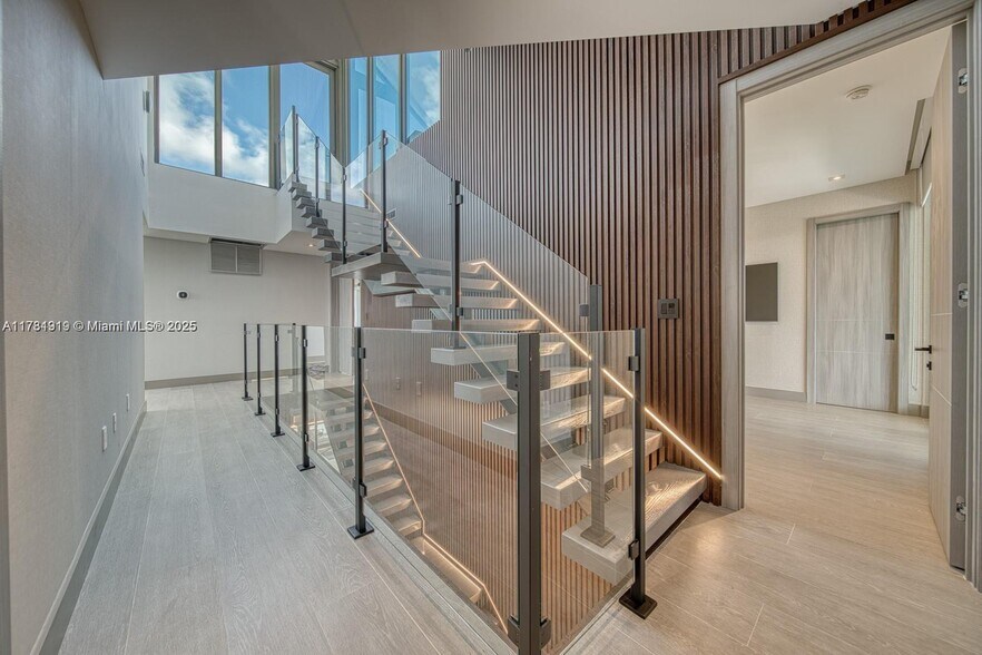 Building Photo - 7520 W Treasure Dr
