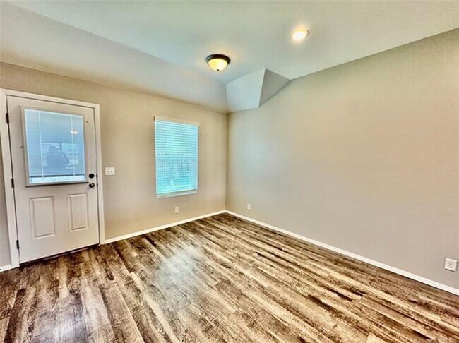 Building Photo - 4 bed/2 bath newer construction in prime location in Claremore!