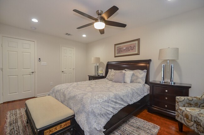 Building Photo - 10264 Briar Forest Dr