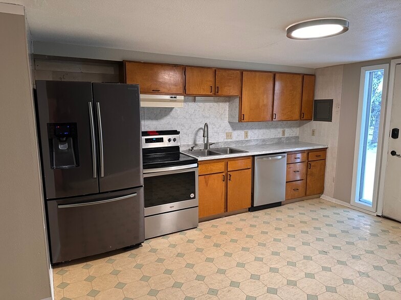 Building Photo - 150 Charles St