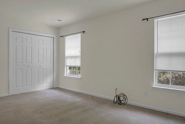 Building Photo - 215 Hemingway Cir