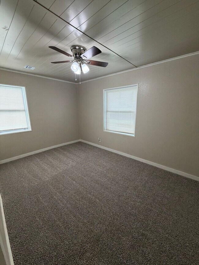 Building Photo - 3 Bedroom 1 Bath Home For Rent