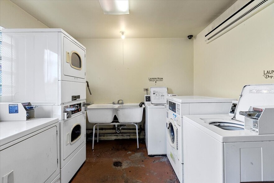 Building Photo - 6212 W 64th Pl