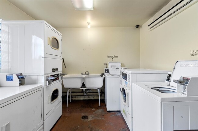 Building Photo - 6200 W 64th Pl
