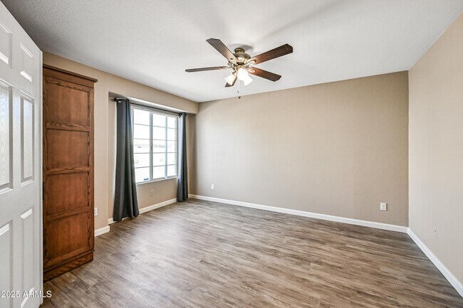 Building Photo - 757 E Wildhorse Dr