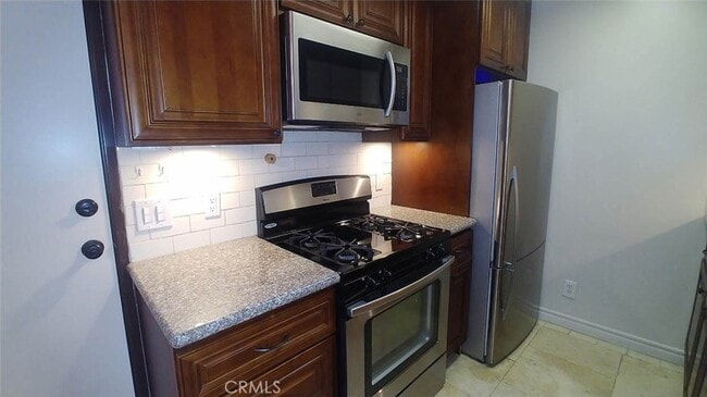 Building Photo - 2020 Beachwood Dr