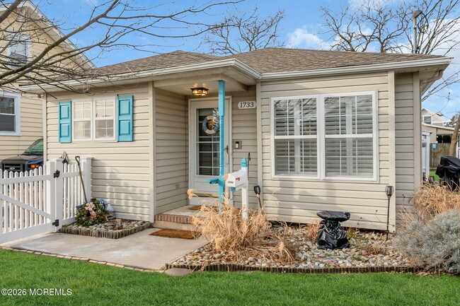 Building Photo - 1733 Melrose Ave