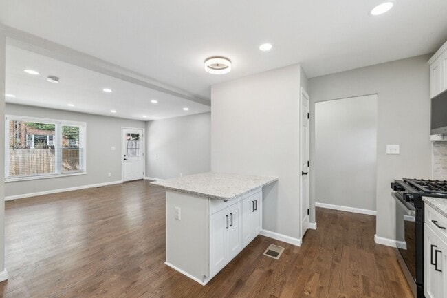 Building Photo - Charming 3 Bed 2.5 Bath Interior Townhome ...