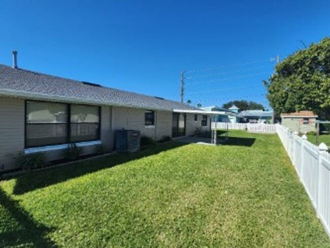 Building Photo - Beachside 3/2/1 Spacious Home