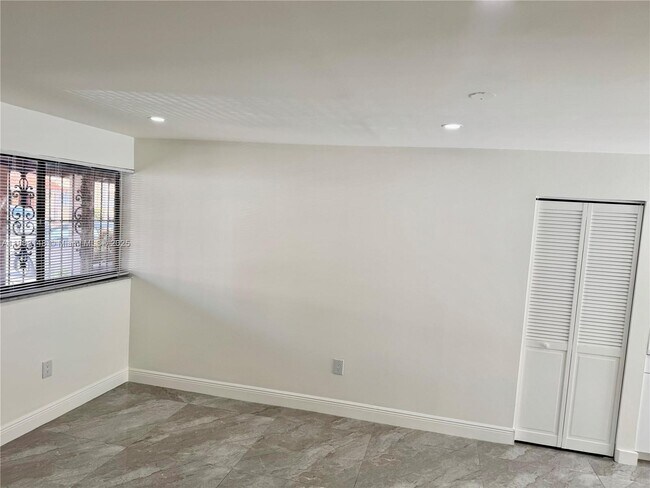 Building Photo - 2740 W 61st St