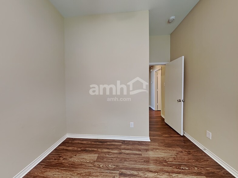 Building Photo - 3013 Lake Side Dr