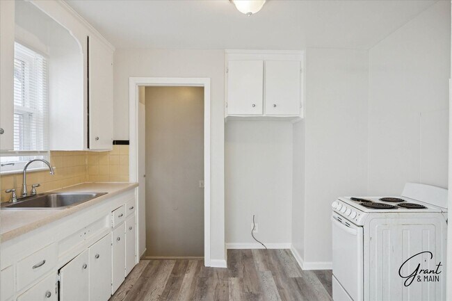 Building Photo - 2 bedroom - 2 bath - Detroit gem - $1200