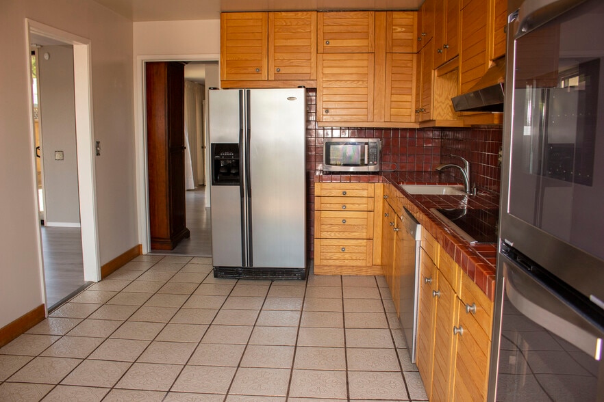 Kitchen w/ Stainless Steel appliances - 49 Amethyst Way