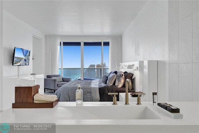 Building Photo - 3101 Bayshore Dr