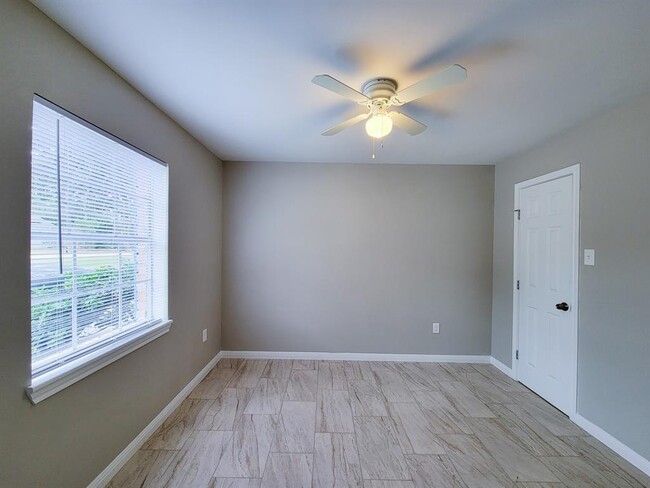 Building Photo - 3206 Lobit Dr