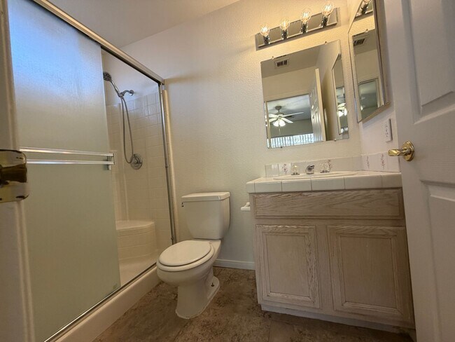 Building Photo - Centrally Located