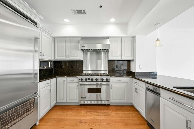 Building Photo - 64 Madison St