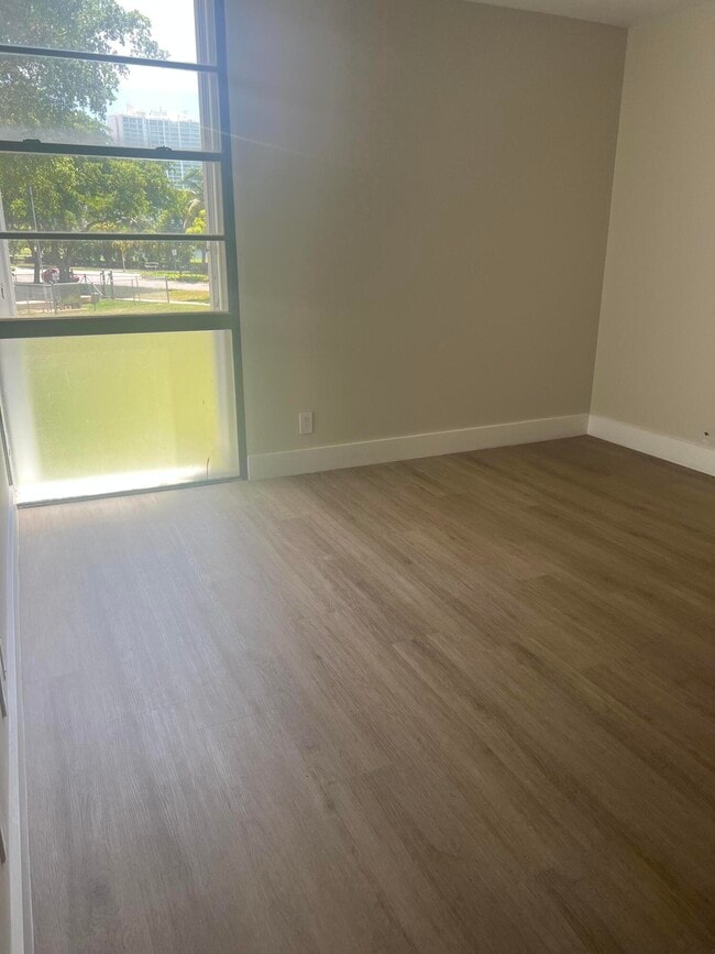Building Photo - 3475 N Country Club Dr