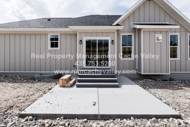 Building Photo - Gorgeous 3 br 2 bath home in Hyde Park! Ha...