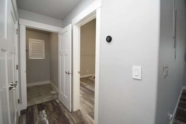 Building Photo - Spacious and Bright 5 Bed 3.5 Bath in Riverton!!