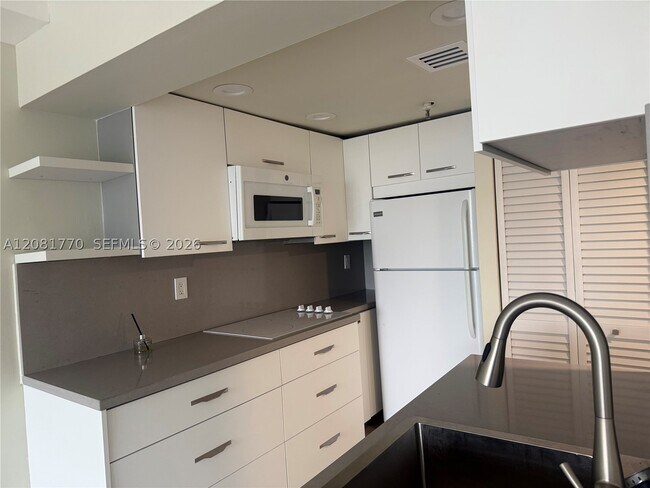 Building Photo - 540 Brickell Key Dr