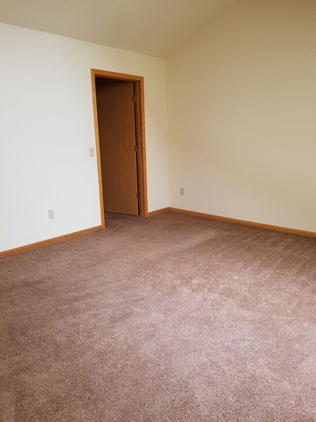 Building Photo - Available April 1st