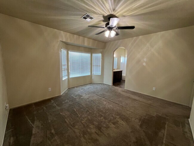 Building Photo - 4 BEDROOM HOME!