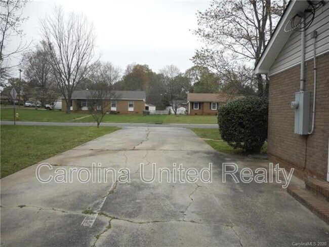 Building Photo - 5500 Larchmont Ave