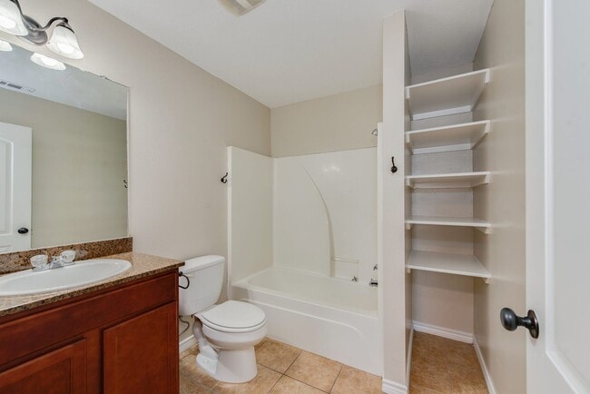 Building Photo - 3 Bed + 3 Bath - Spacious Duplex