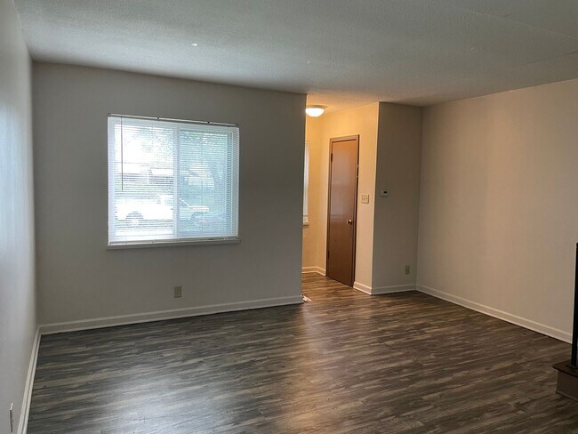 Building Photo - 740 S Harris Ave