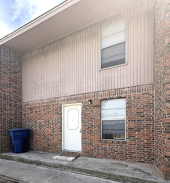 Building Photo - 402 S 2nd St
