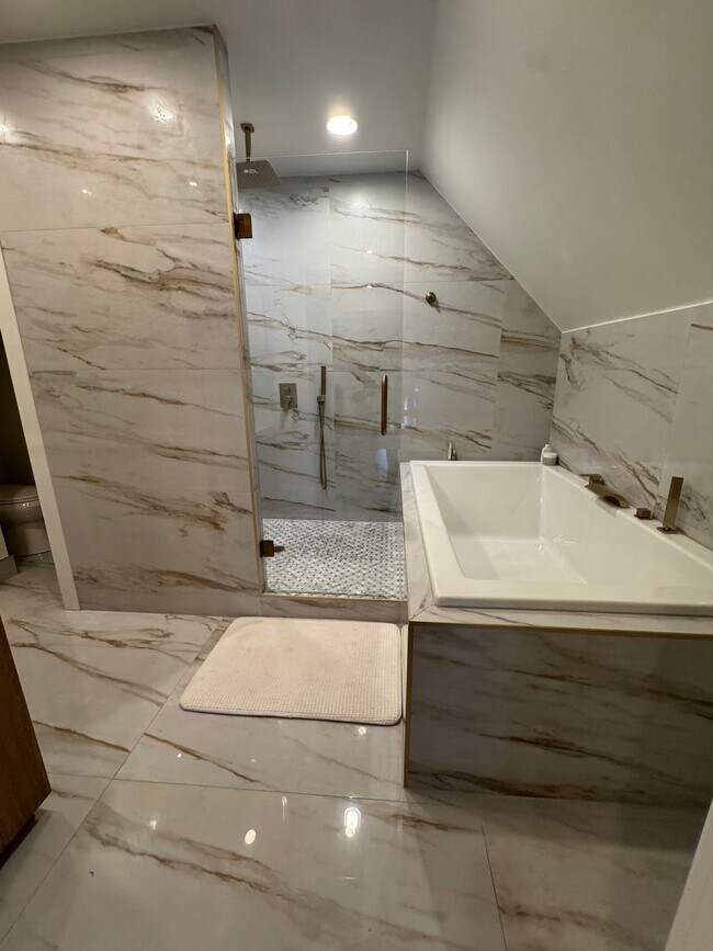 Building Photo - Spacious 4bed/ 3bath home located in the heart of Uptown - Partially furnished ***