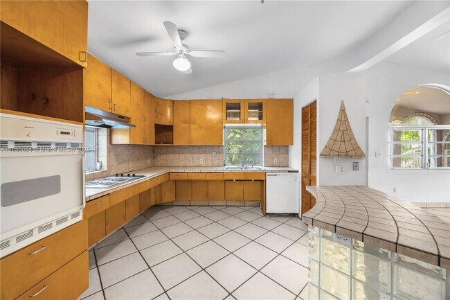 Building Photo - 7041 SW 63rd Ct