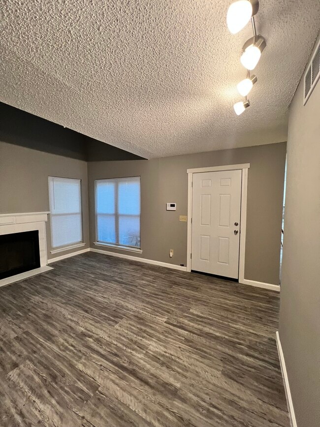 Building Photo - 813 Red Bird Ln