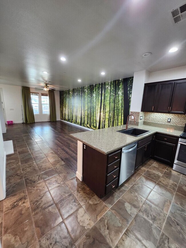 Building Photo - Beautiful two-story townhouse in Fontana G...