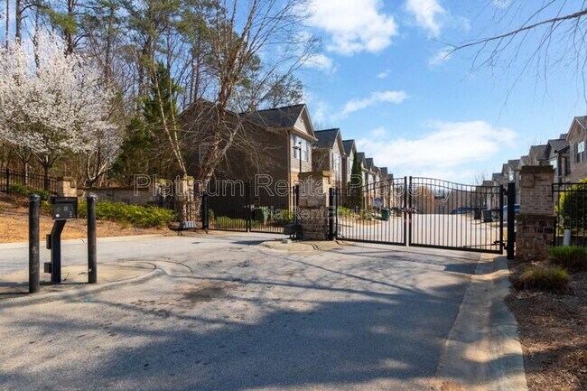 Building Photo - 2886 Ridgeview Dr