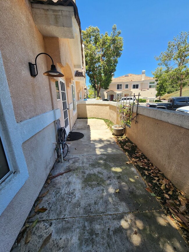 Building Photo - Gorgeous & Spacious 3Bd/2.5Ba, 1,679 SqFt, 2-story Condo - Central A/C & heat, Washer/Dryer - 2 C...